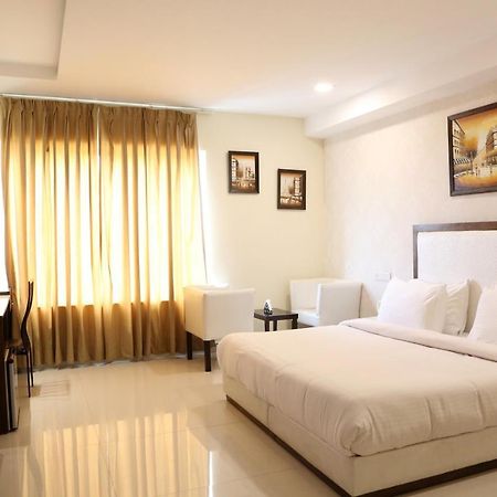 Kingdom Hotel Moga Bagian luar foto