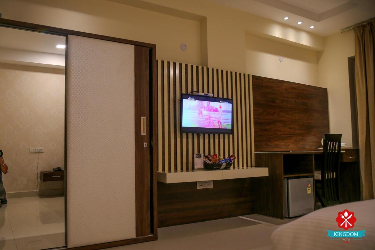 Kingdom Hotel Moga Bagian luar foto