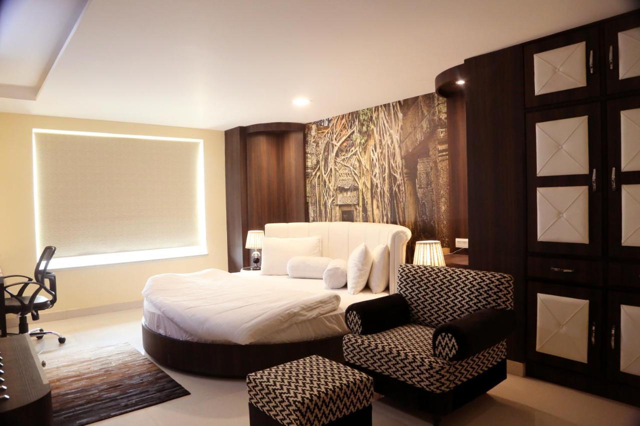 Kingdom Hotel Moga Bagian luar foto