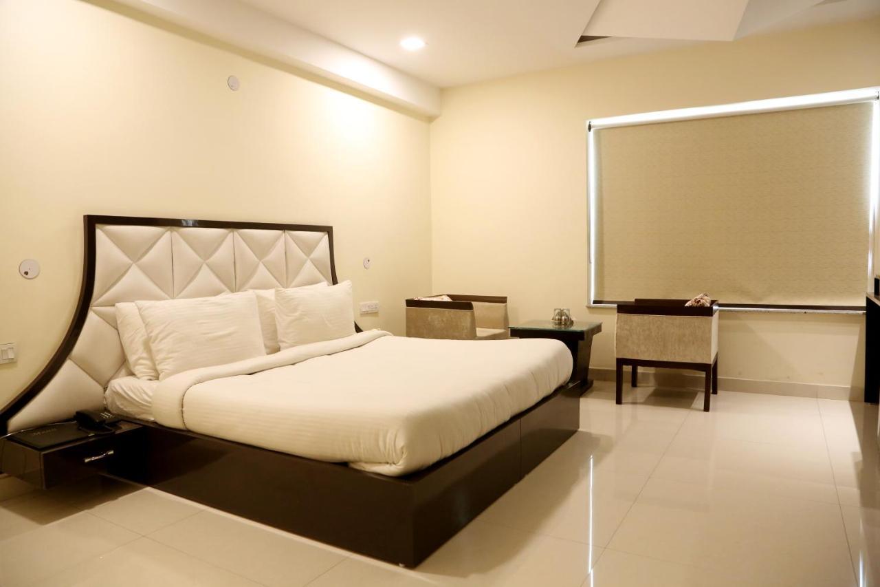 Kingdom Hotel Moga Bagian luar foto